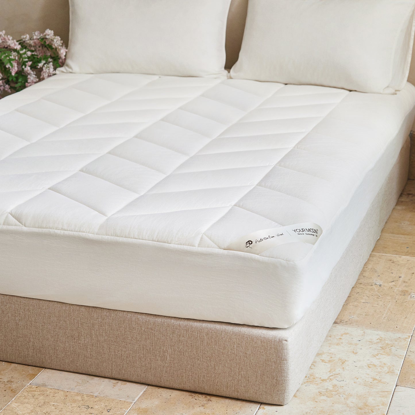 YOUR MOON Natural Wool Mattress Pad Queen Size, 100% Australian Wool Filling Mattress Topper, 560GSM Quilted Fitted Mattress Bed Cover, Breathable Cotton Cover with 16" Deep Pocket(White)